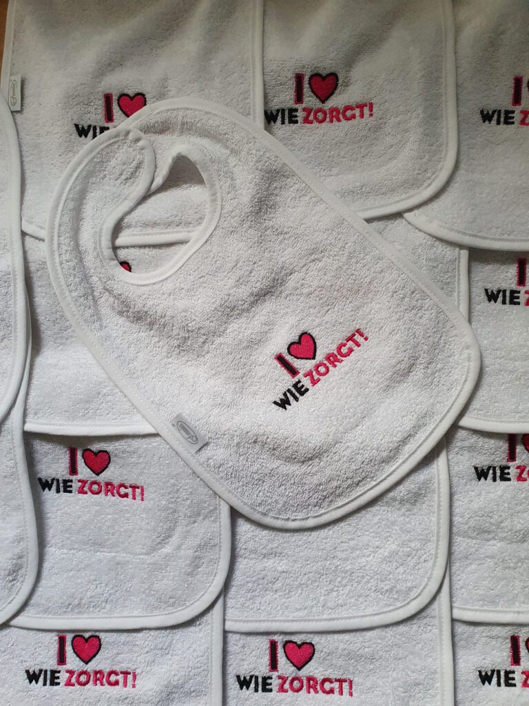 I heart wie zorgt slabbetjes